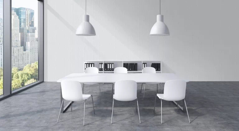 Biały stół i krzesła